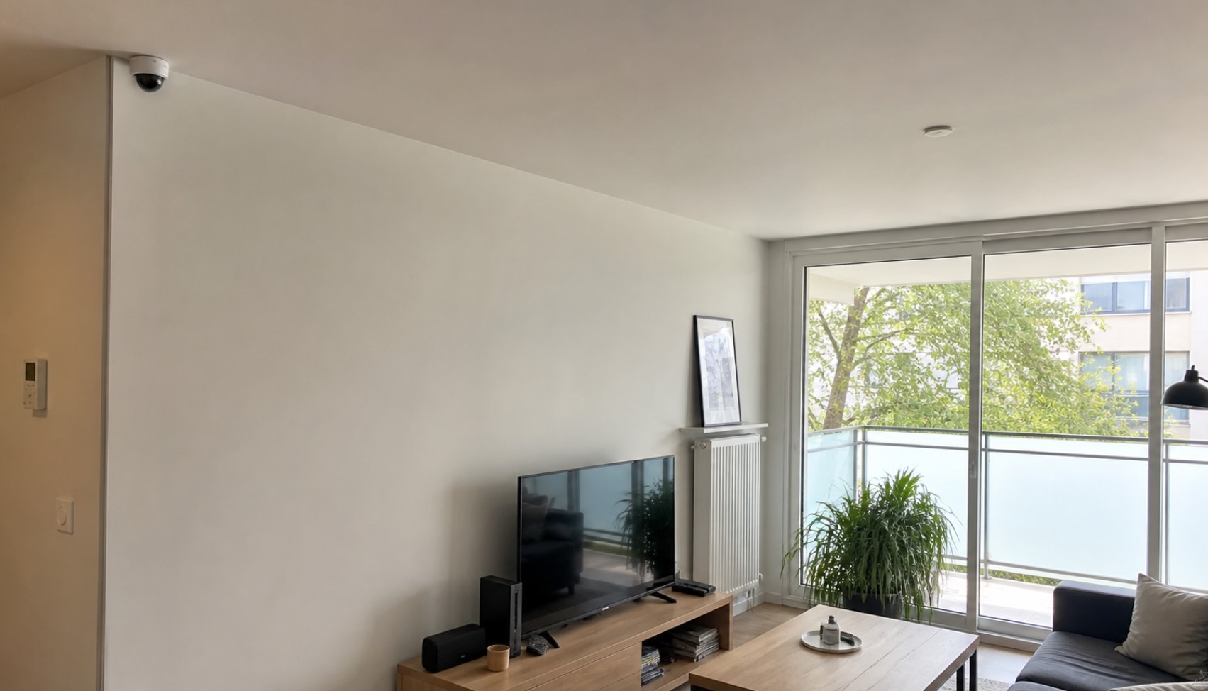 Caméra IP blanche fixée au plafond d'un salon moderne