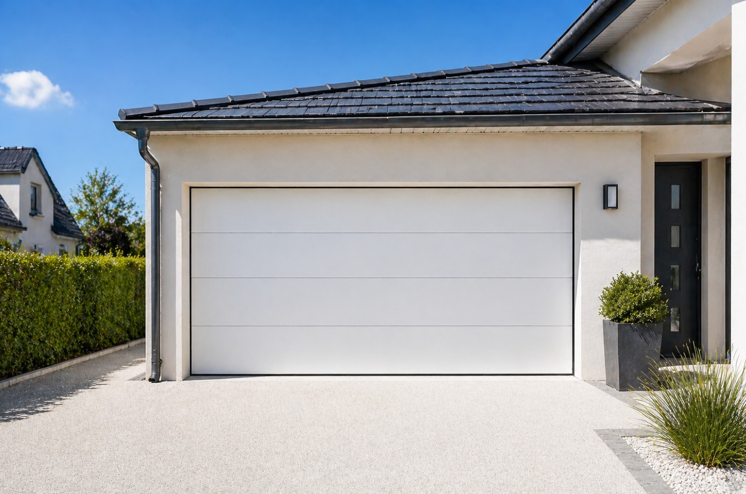 Porte de garage sectionnelle motorisée sur une maison contemporaine