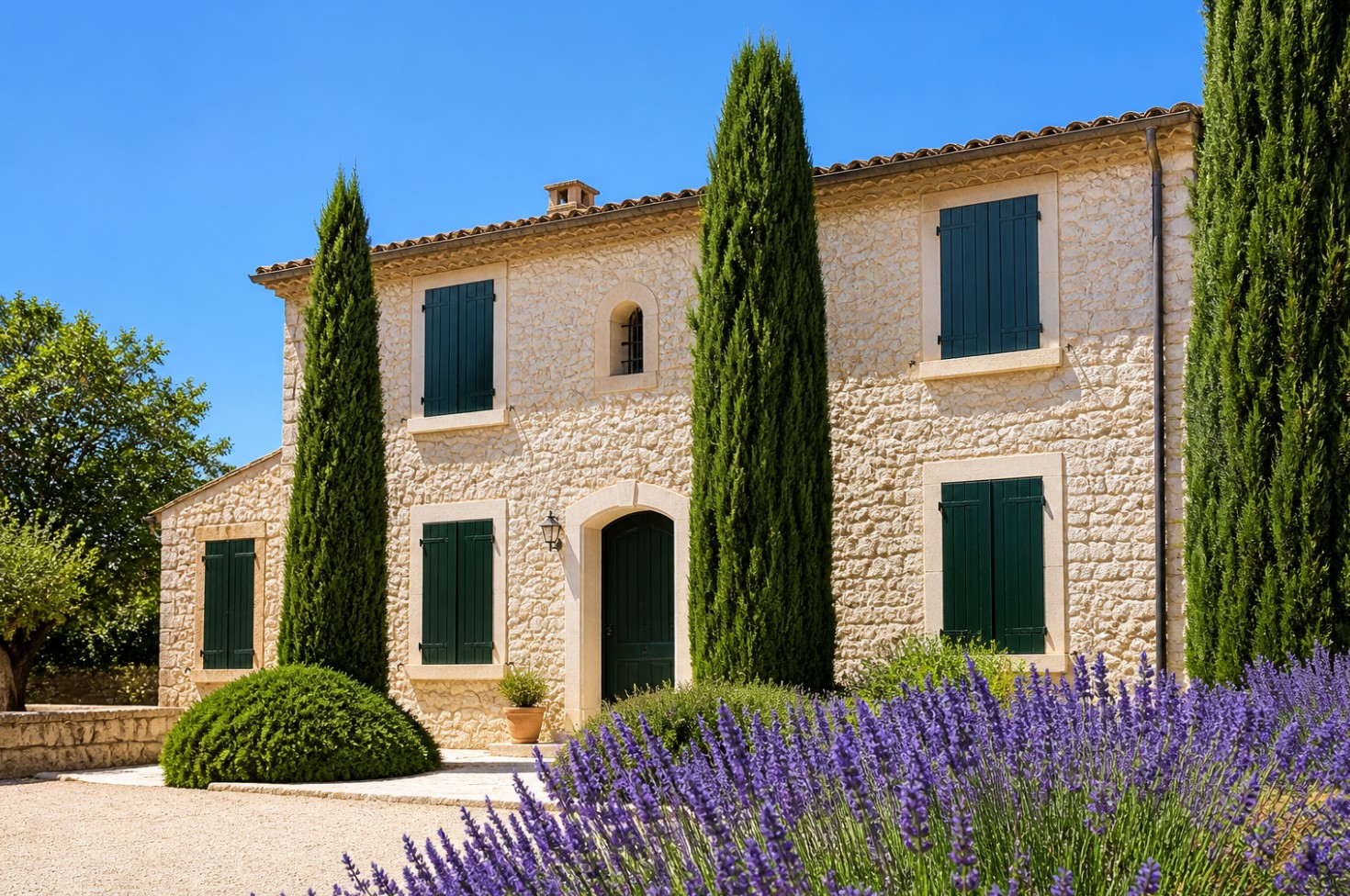 Maison provençale aux volets fermés en période de vacances