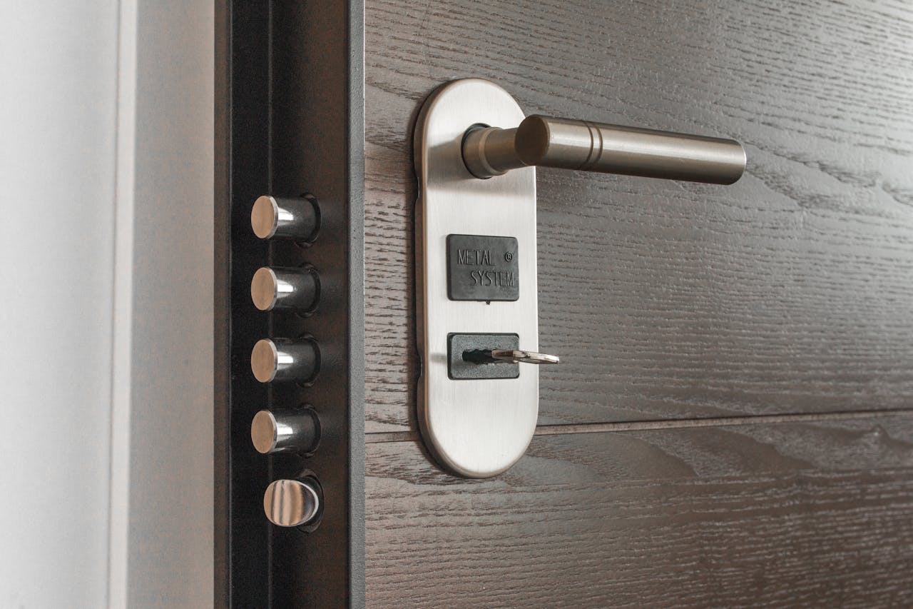 Serrure multipoints certifiée A2P sur porte en bois massif